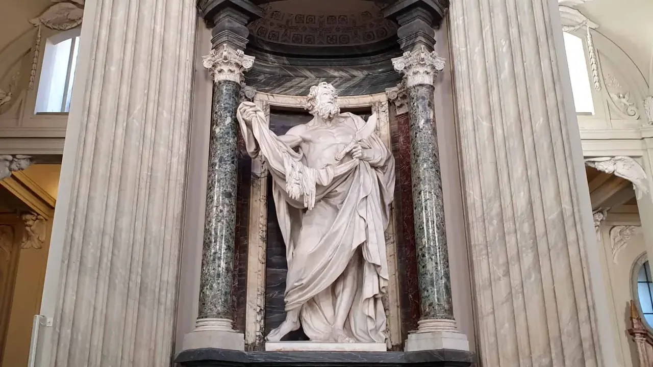 Marmorstatue des Apostels Bartholomäus, der sein Martyrium mit einem Messer symbolisiert.