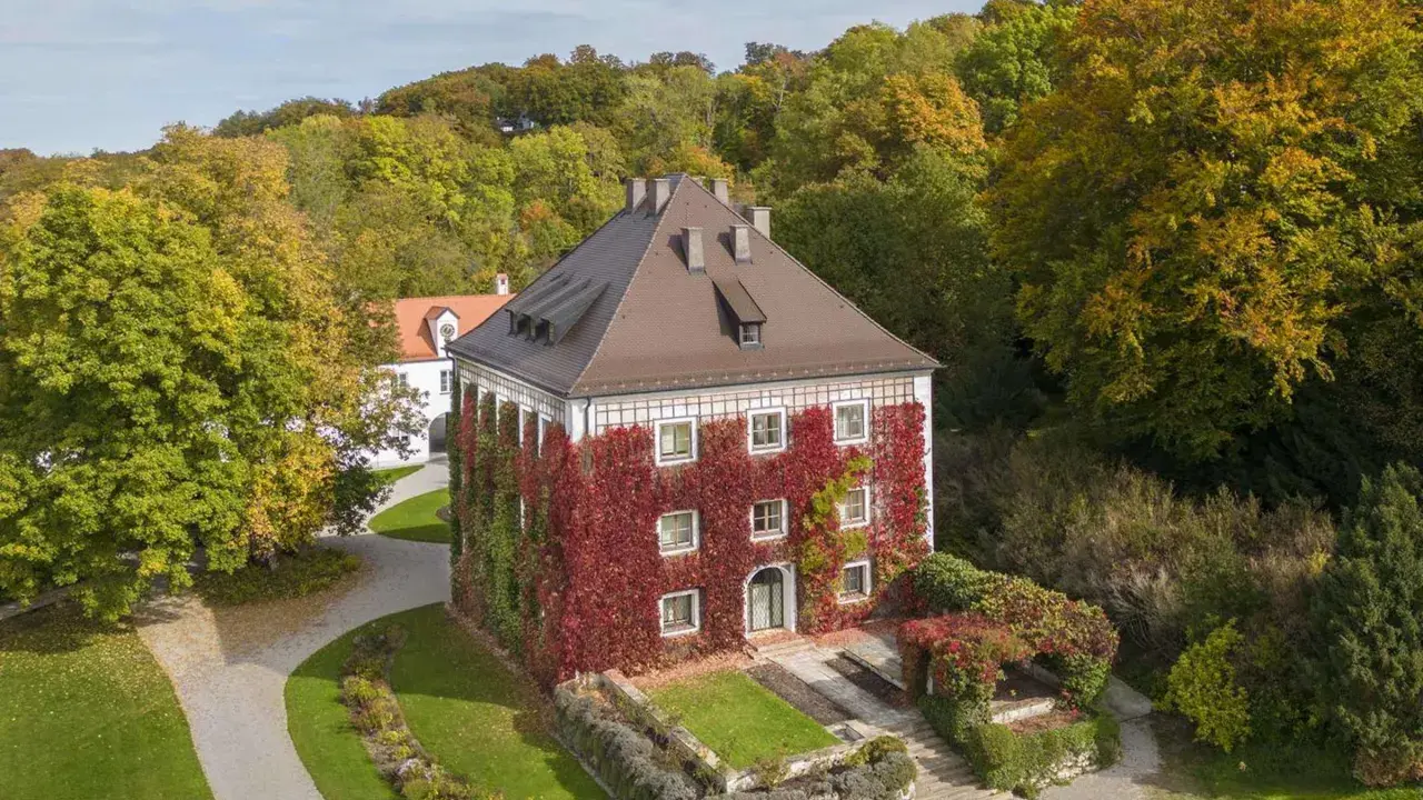 Herbstliche Farben umranken das Gebäude, das zum Wittelsbacher Ausgleichsfonds gehört. Ein malerischer Anblick im goldenen Oktober.