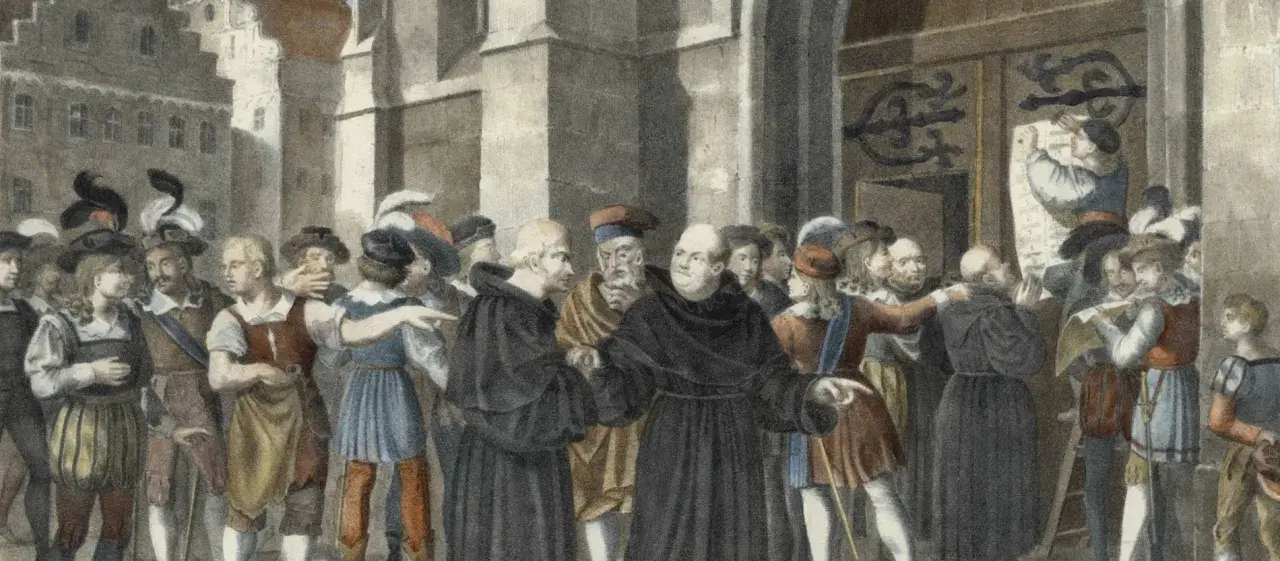 Martin Luther, in Mönchskutte, wird von einer Menge umringt, während ein Mann seine Thesen an eine Tür nagelt.