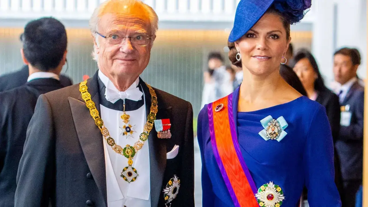 König Carl XVI. Gustaf und Kronprinzessin Victoria tragen prächtige Orden.