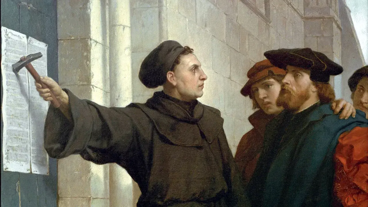 1517: Martin Luther nagelt seine 95 Thesen an die Tür der Schlosskirche Wittenberg. Männer schauen zu.