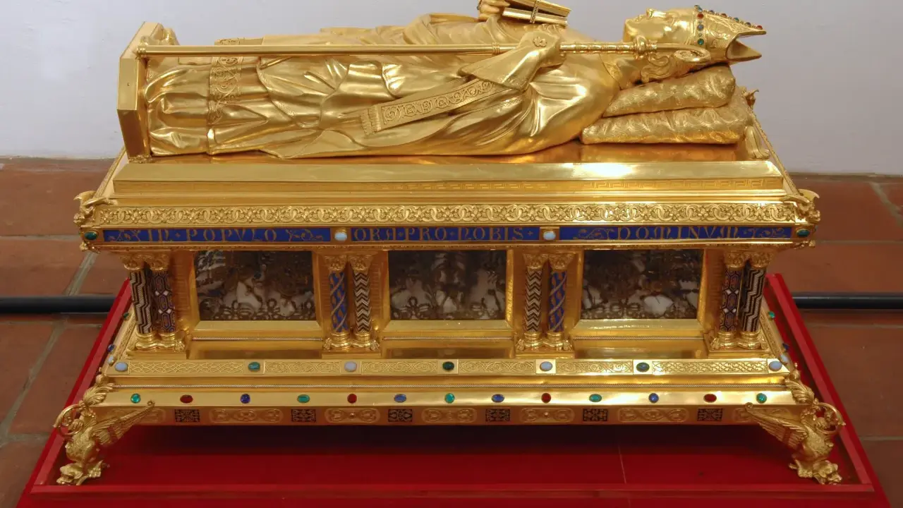 Vergoldete Reliquien-Truhe mit liegender Figur, die ein Buch und einen Stab hält. Ein kostbares Zeugnis der Reliquien Jesu.