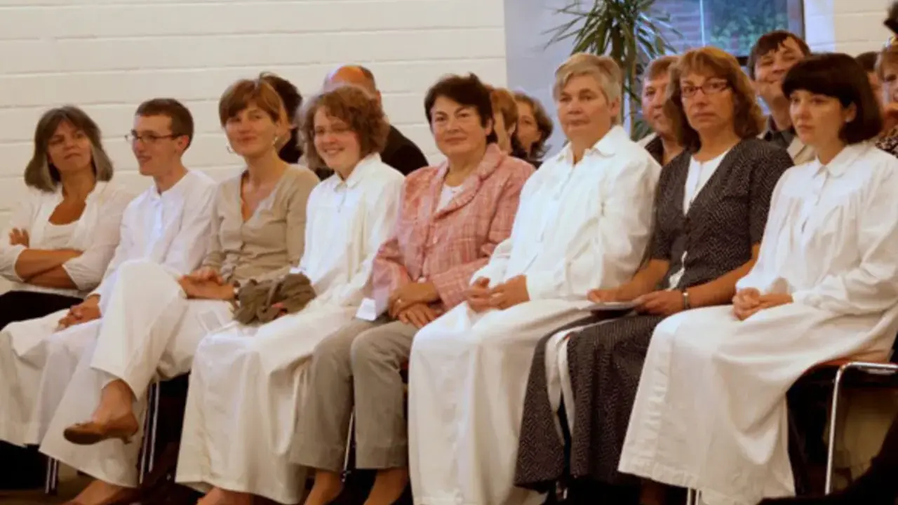 Menschen in weißen Gewändern, vielleicht bei einer Taufe. Sie sind Teil einer Gemeinschaft, die sich als Baptisten versteht.