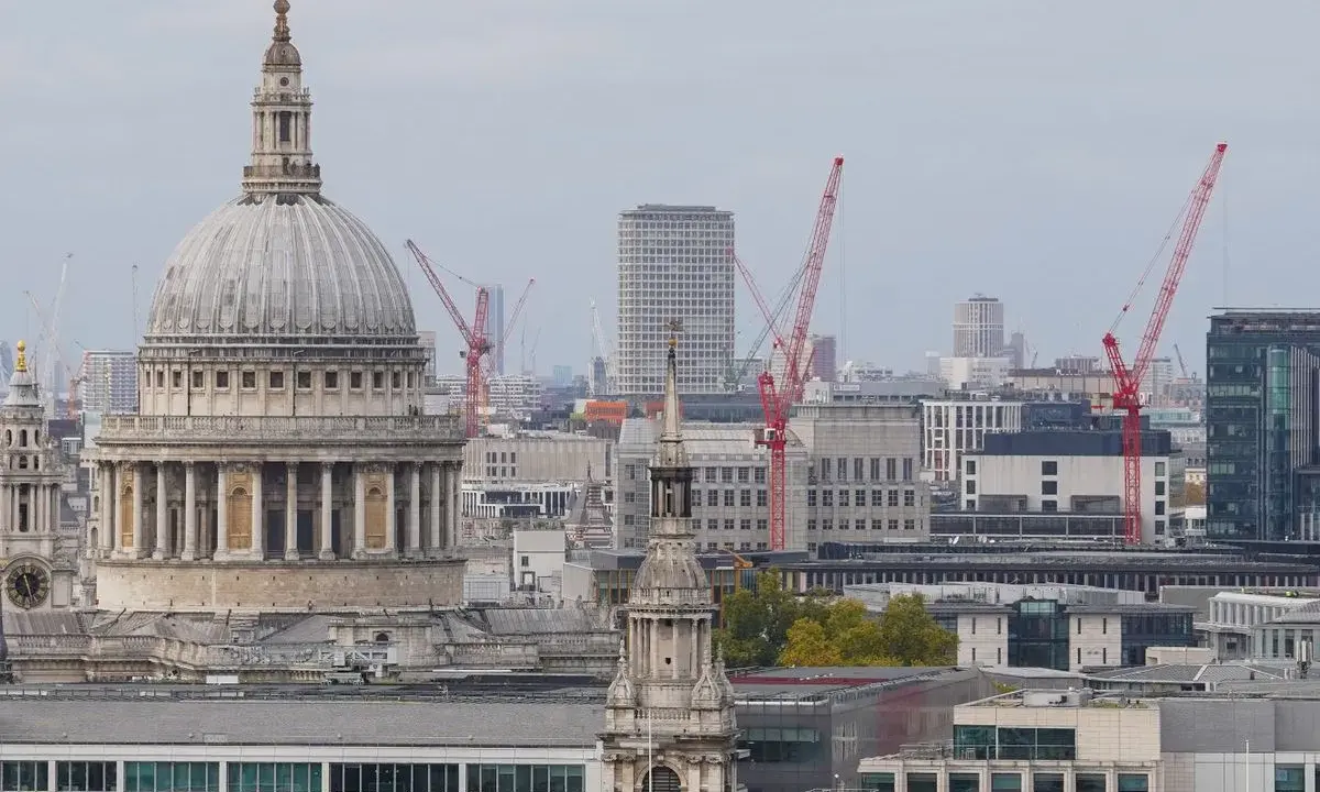 St. Paul's Kathedrale in London, ein Wahrzeichen, das die Frage aufwirft: England katholisch oder evangelisch? Baukräne deuten auf stetigen Wandel hin.