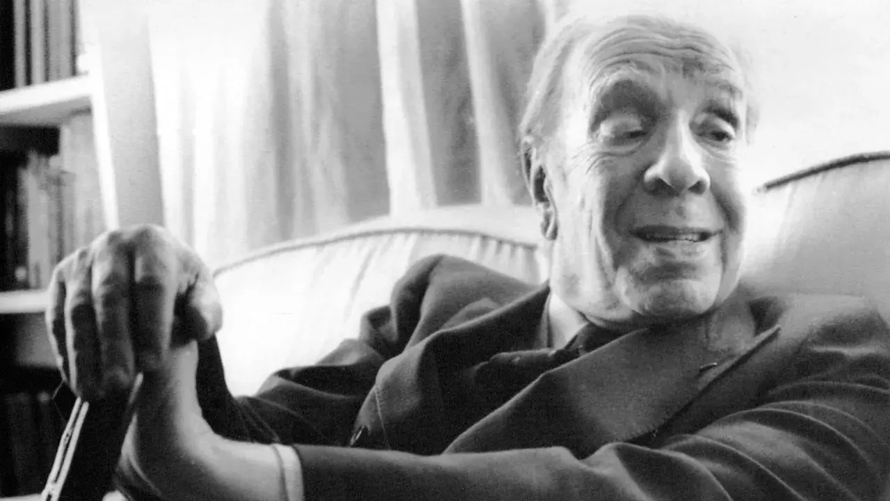 Ein älterer Mann, Georges Cuvier, sitzt nachdenklich da, seine Hand ruht auf einem Stock.