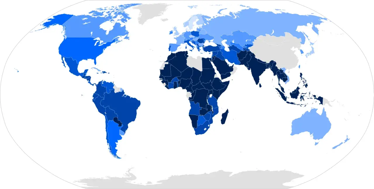Weltkarte zeigt Verteilung von Atheismus. Dunkelblau: hohe, hellblau: niedrige Raten. Die Frage "wie viele atheisten gibt es auf der welt" wird visuell beantwortet.