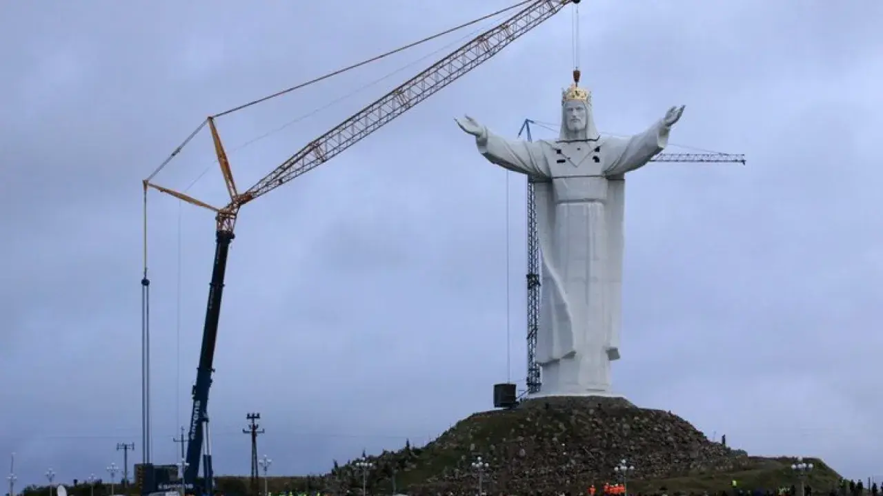 Riesige Christusstatue in Polen wird von Kränen aufgestellt.