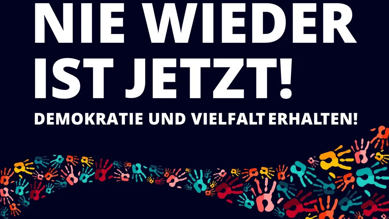 Nie wieder ist jetzt! Demokratie und Vielfalt erhalten!" steht auf dunkelblauem Grund. Darunter eine Welle bunter Handabdrücke. No pasaran!