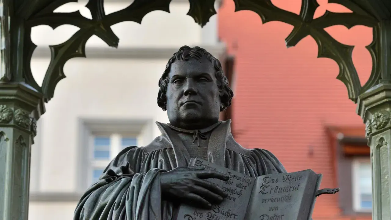 Martin Luther Denkmal mit Buch. Eine Zusammenfassung der Reformation.