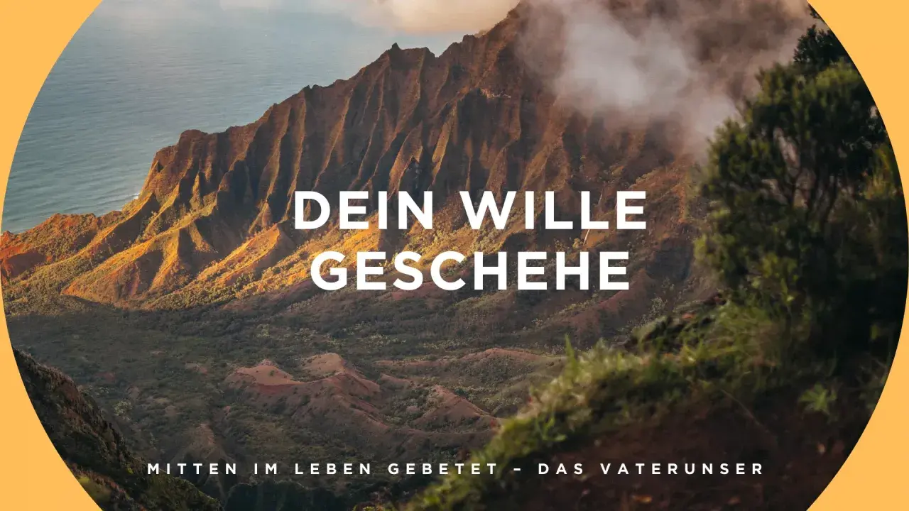 Majestätische Berge im Nebel, mit der Aufschrift "DEIN WILLE GESCHEHE" und "MITTEN IM LEBEN GEBETET - DAS VATERUNSER".