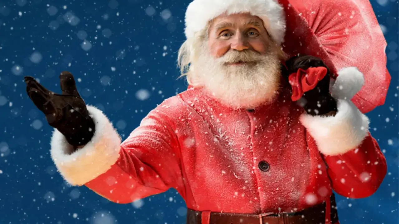Der Weihnachtsmann mit seinem roten Mantel und Sack winkt fröhlich im Schnee. Ja, es gibt den Weihnachtsmann!