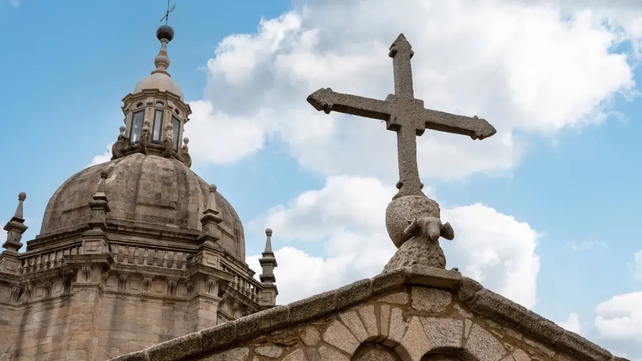 Ein steinernes Kreuz ragt vor einer Kuppel auf. Wie viele Kirchen gibt es in Deutschland?