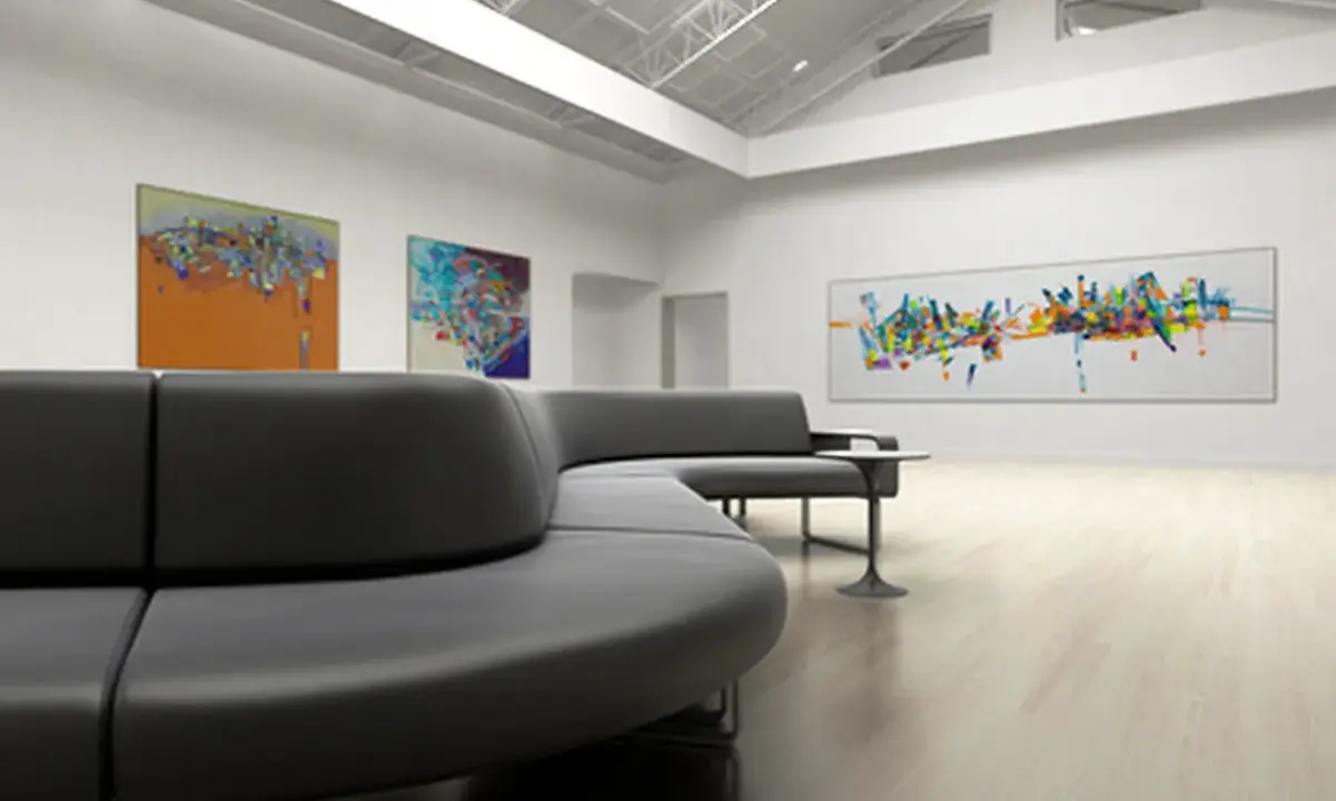 Moderne Galerie mit abstrakter Kunst und einem geschwungenen Sofa. Hier wird Kunstfreiheit gelebt, die Vielfalt der Ausdrucksformen ist beeindruckend.