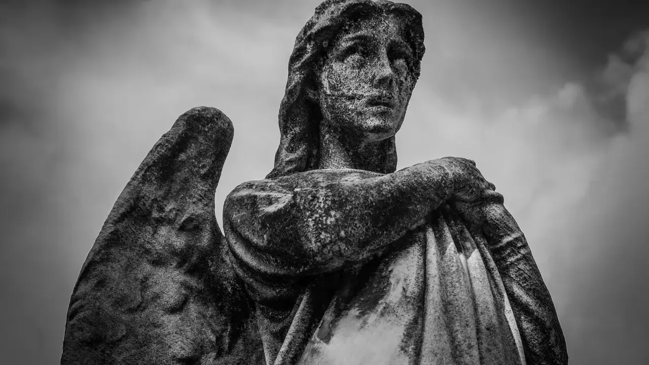 Grabstein-Engel im Himmel. Die Frage, wie viele Erzengel es im Christentum gibt, bleibt offen.