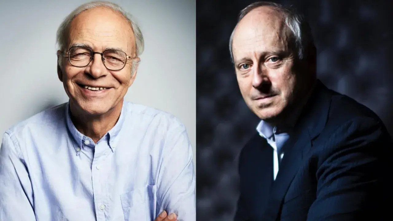 Zwei Männer, einer lächelnd mit Brille, der andere im Anzug, erinnern an die Gedanken von Michael Sandel zur Gerechtigkeit.