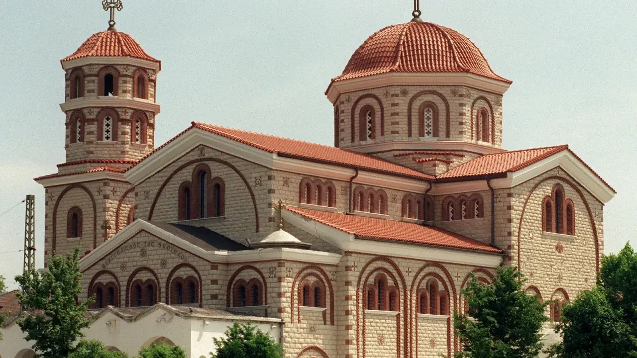 Eine beeindruckende orthodoxe Kirche mit roten Ziegeldächern und einem markanten Glockenturm.