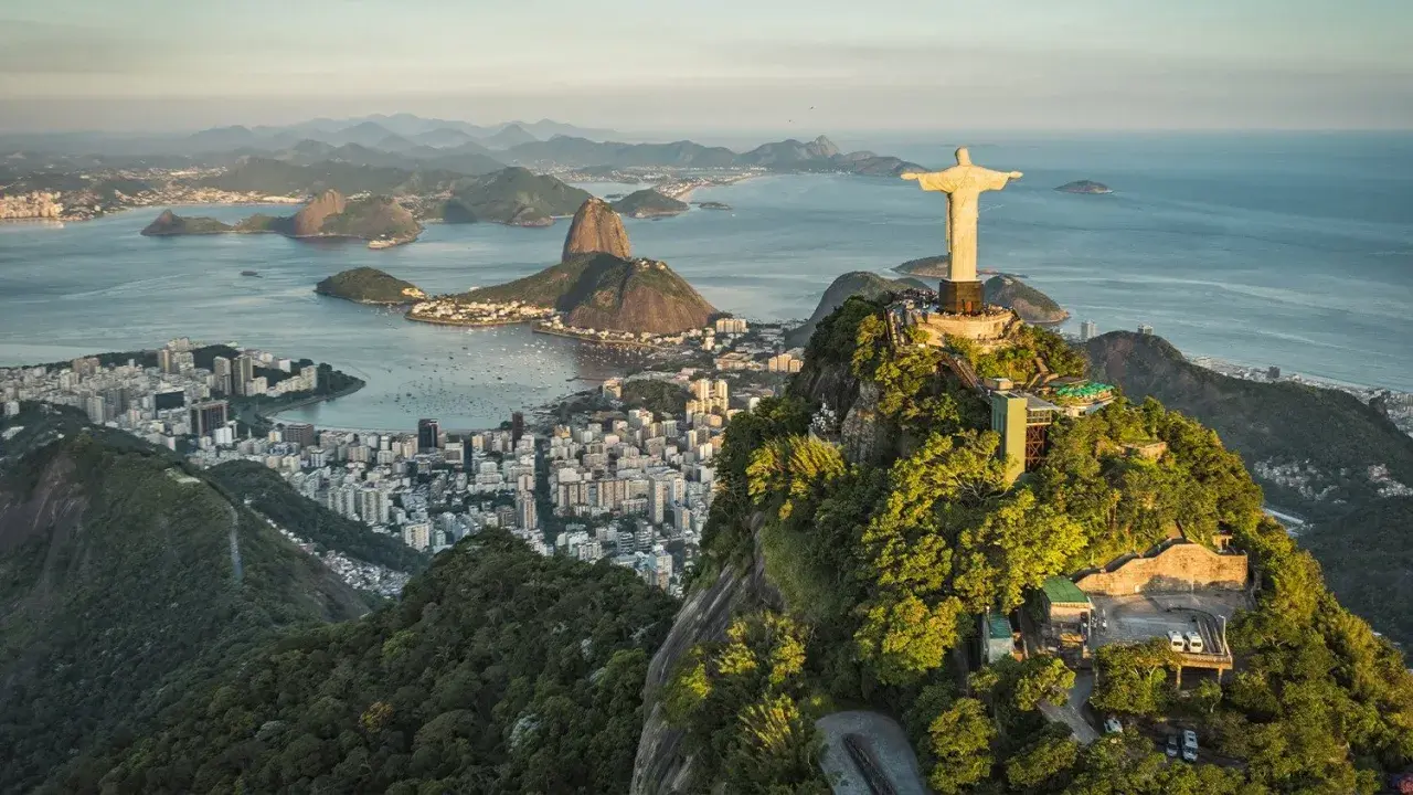 Der Cristo Redentor, das Wahrzeichen von Jesus Rio, wacht über die Stadt und die Bucht.
