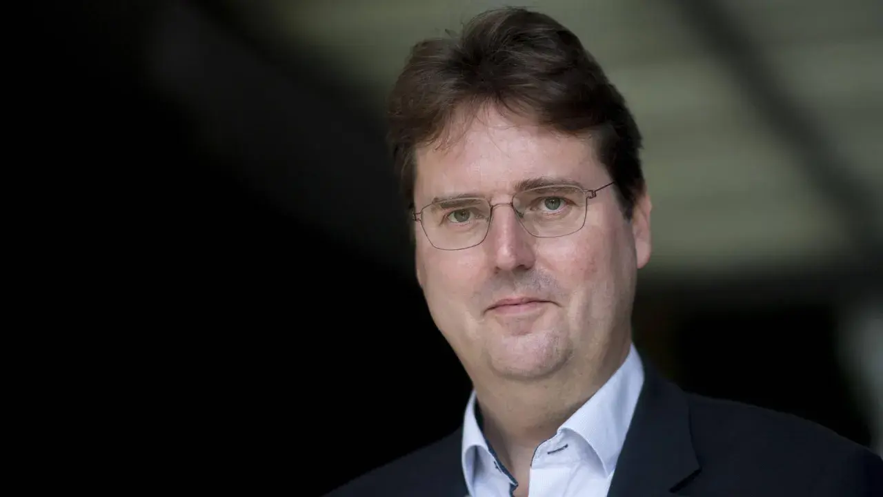 Porträt von Bernd Stegemann, Mitglied der AfD, mit Brille und dunklem Anzug.