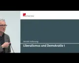 Mann mit Brille spricht über Liberalismus und Demokratie, inspiriert von Benjamin Constant. Universität Hamburg.