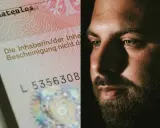 Ein Mann mit Bart und grünen Augen blickt nachdenklich. Daneben ein Dokument mit dem Aufdruck "staatenlos".