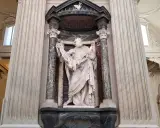 Marmorstatue des Apostels Bartholomäus, der sein Martyrium mit einem Messer symbolisiert.