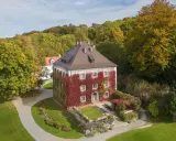 Herbstliche Farben umranken das Gebäude, das zum Wittelsbacher Ausgleichsfonds gehört. Ein malerischer Anblick im goldenen Oktober.