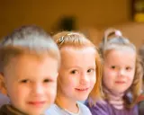 Kinder lächeln, während sie an einer episkopalen Erziehung teilnehmen.