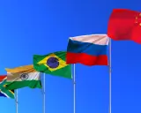 Fünf Flaggen (Südafrika, Indien, Brasilien, Russland, China) wehen im Wind. Die BRICS-Bedeutung wird durch diese Länder repräsentiert, die eine wachsende globale Rolle spielen.