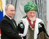 Putin trifft einen Geistlichen mit grünem Turban. Die Begegnung unterstreicht die Bedeutung des Islam in Russlands Außenpolitik.