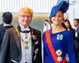 König Carl XVI. Gustaf und Kronprinzessin Victoria tragen prächtige Orden.
