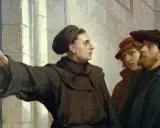 1517: Martin Luther nagelt seine 95 Thesen an die Tür der Schlosskirche Wittenberg. Männer schauen zu.