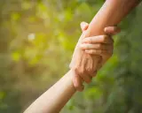 Zwei Hände greifen ineinander, ein Symbol für Hilfe und Unterstützung. Dies verkörpert die altruismus definition: selbstloses Handeln zum Wohl anderer.