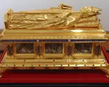 Vergoldete Reliquien-Truhe mit liegender Figur, die ein Buch und einen Stab hält. Ein kostbares Zeugnis der Reliquien Jesu.