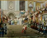 Prunkvolle Zeremonie mit Ludwig XV. und seinen Kindern. Viele Fahnen und festlich gekleidete Menschen auf einer Treppe.
