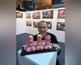 Jacques Tilly präsentiert seine satirischen Figuren von Putin, Trump und Xi Jinping, die auf ihren Sockeln "Make Russia Great Again", "Make America Great Again" und "Make China Great Again" tragen.