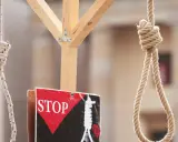 Galgenstricke und ein "STOP"-Schild symbolisieren die Todesstrafe im Iran.