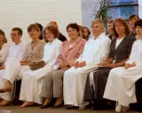 Menschen in weißen Gewändern, vielleicht bei einer Taufe. Sie sind Teil einer Gemeinschaft, die sich als Baptisten versteht.