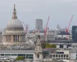 St. Paul's Kathedrale in London, ein Wahrzeichen, das die Frage aufwirft: England katholisch oder evangelisch? Baukräne deuten auf stetigen Wandel hin.