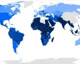 Weltkarte zeigt Verteilung von Atheismus. Dunkelblau: hohe, hellblau: niedrige Raten. Die Frage "wie viele atheisten gibt es auf der welt" wird visuell beantwortet.