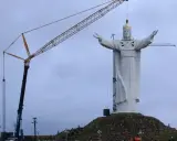 Riesige Christusstatue in Polen wird von Kränen aufgestellt.