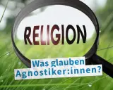 Lupe über "Religion". Frage: Was glauben Agnostiker:innen? Mögliche Nachteile des Agnostizismus werden hier thematisiert.