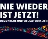 Nie wieder ist jetzt! Demokratie und Vielfalt erhalten!" steht auf dunkelblauem Grund. Darunter eine Welle bunter Handabdrücke. No pasaran!