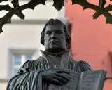 Martin Luther Denkmal mit Buch. Eine Zusammenfassung der Reformation.