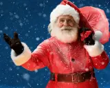 Der Weihnachtsmann mit seinem roten Mantel und Sack winkt fröhlich im Schnee. Ja, es gibt den Weihnachtsmann!