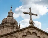 Ein steinernes Kreuz ragt vor einer Kuppel auf. Wie viele Kirchen gibt es in Deutschland?
