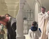 Priester tauft erwachsenen Mann in Kirche. Die Voraussetzungen für die Taufe sind erfüllt.