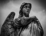 Grabstein-Engel im Himmel. Die Frage, wie viele Erzengel es im Christentum gibt, bleibt offen.