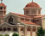 Eine beeindruckende orthodoxe Kirche mit roten Ziegeldächern und einem markanten Glockenturm.