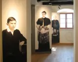 Ausstellung zeigt Maria Ratzinger in verschiedenen Lebensphasen: als Kind, junger Mann und als Geistlicher mit Kind.
