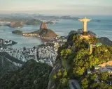 Der Cristo Redentor, das Wahrzeichen von Jesus Rio, wacht über die Stadt und die Bucht.